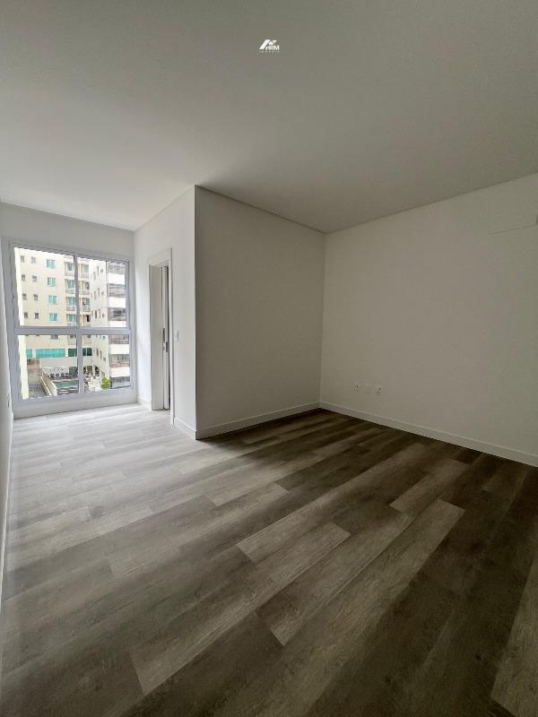 Apartamento à venda no Meia Praia: 