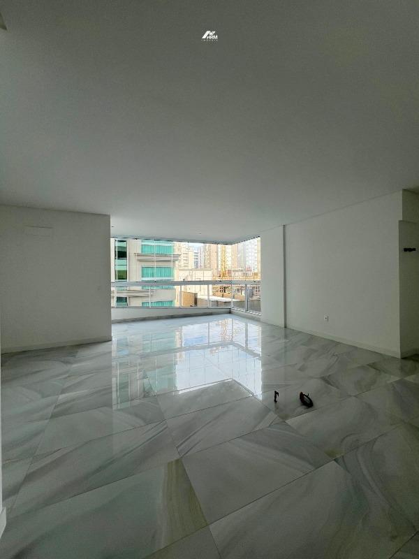 Apartamento à venda no Meia Praia: 