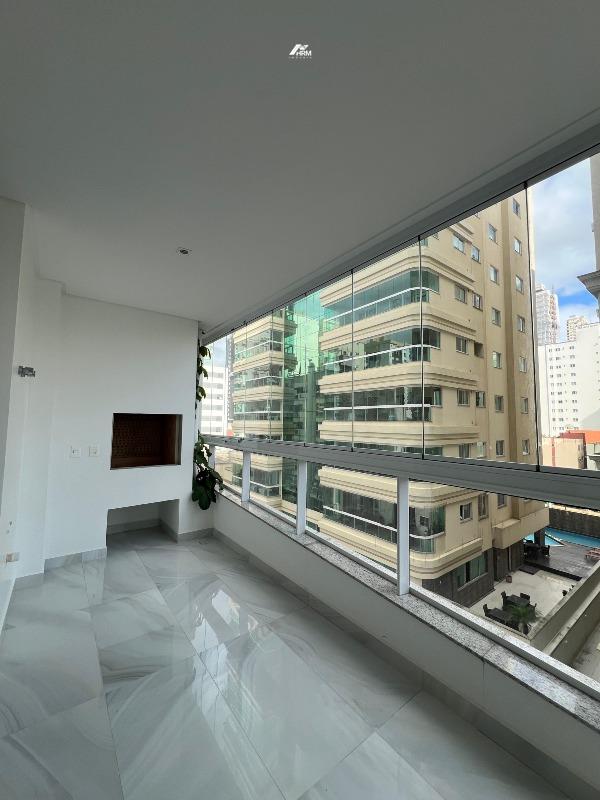 Apartamento à venda no Meia Praia: 