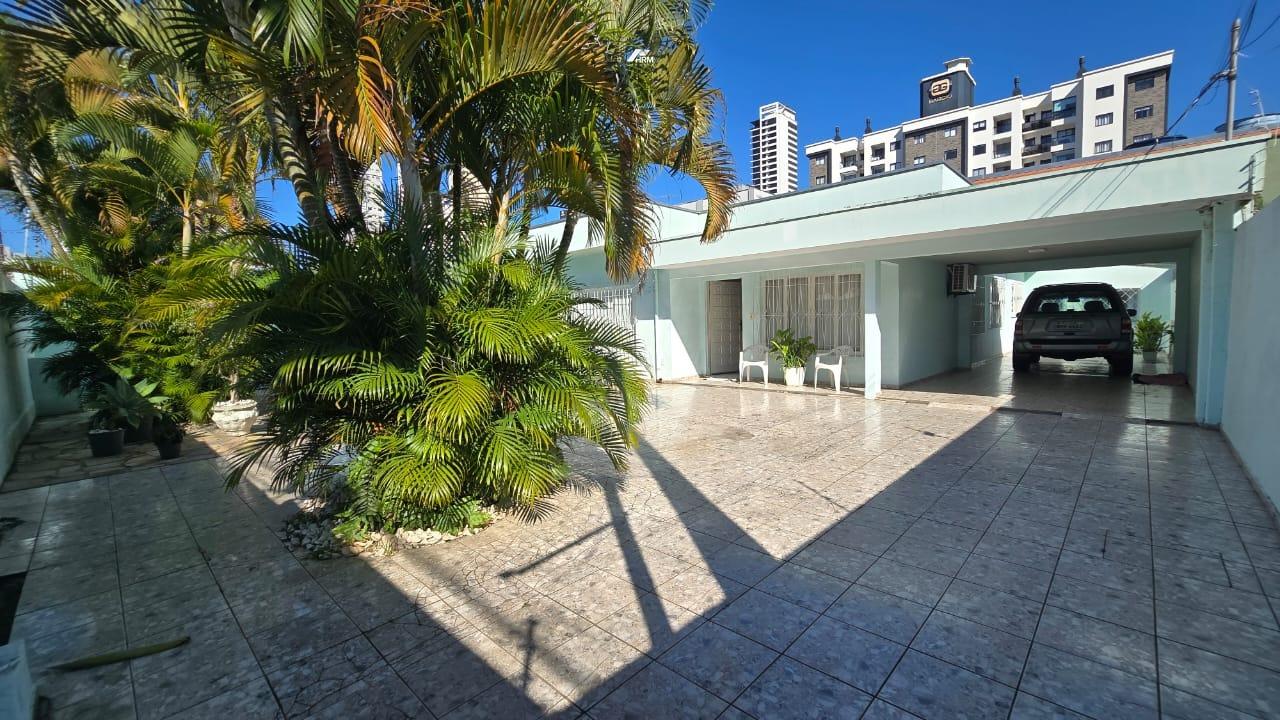 Casa à venda no Centro: 