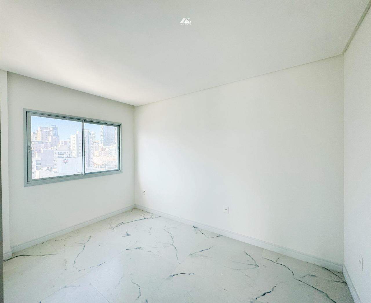 Apartamento à venda no Meia Praia: 