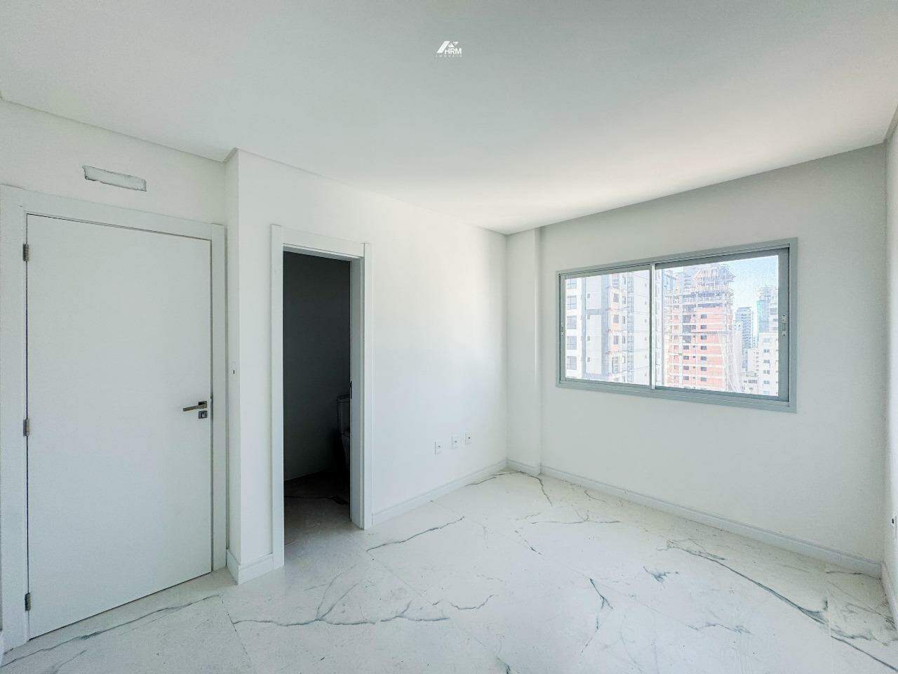 Apartamento à venda no Meia Praia: 