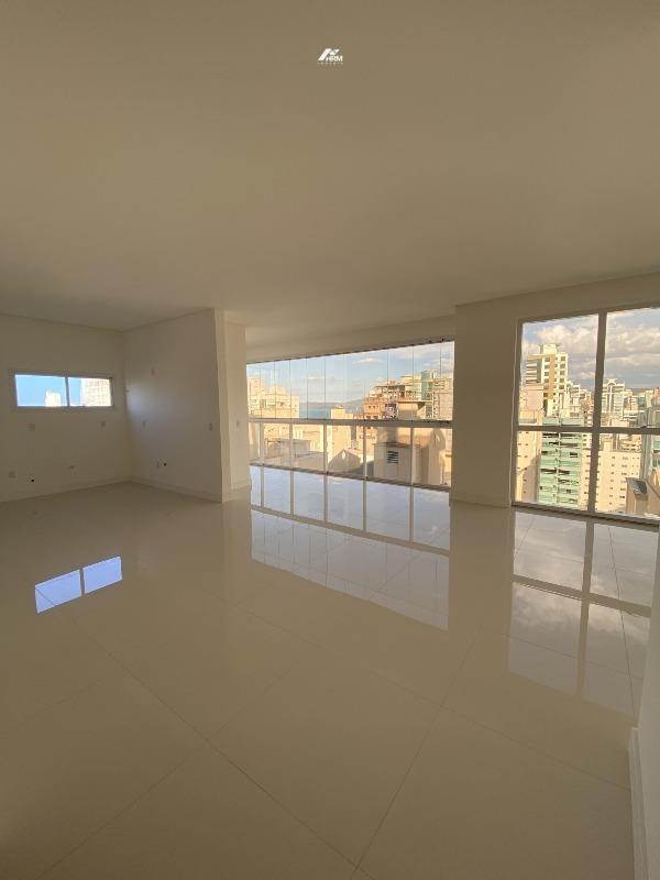 Apartamento à venda no Meia Praia: 