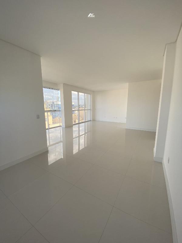 Apartamento à venda no Meia Praia: 