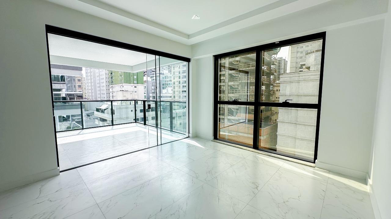 Apartamento à venda no Meia Praia: 