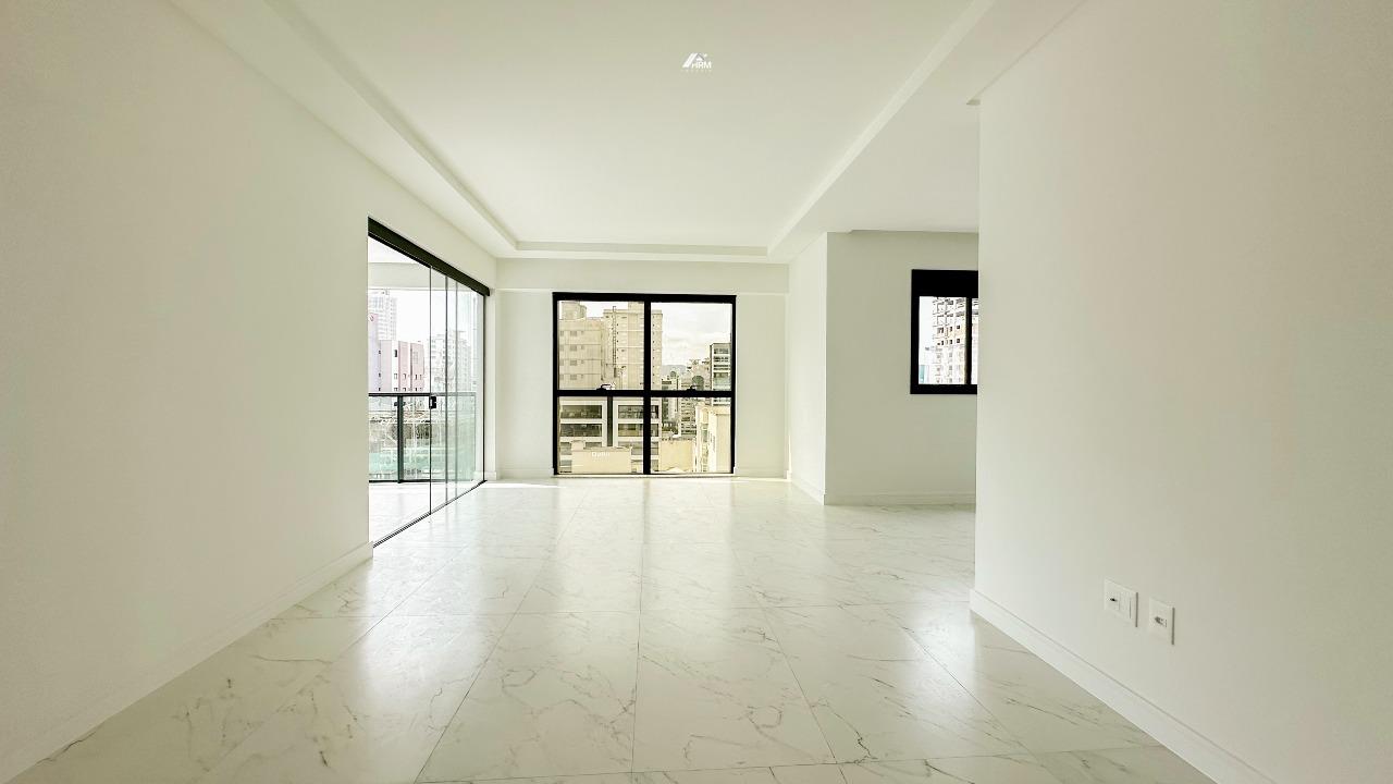 Apartamento à venda no Meia Praia: 