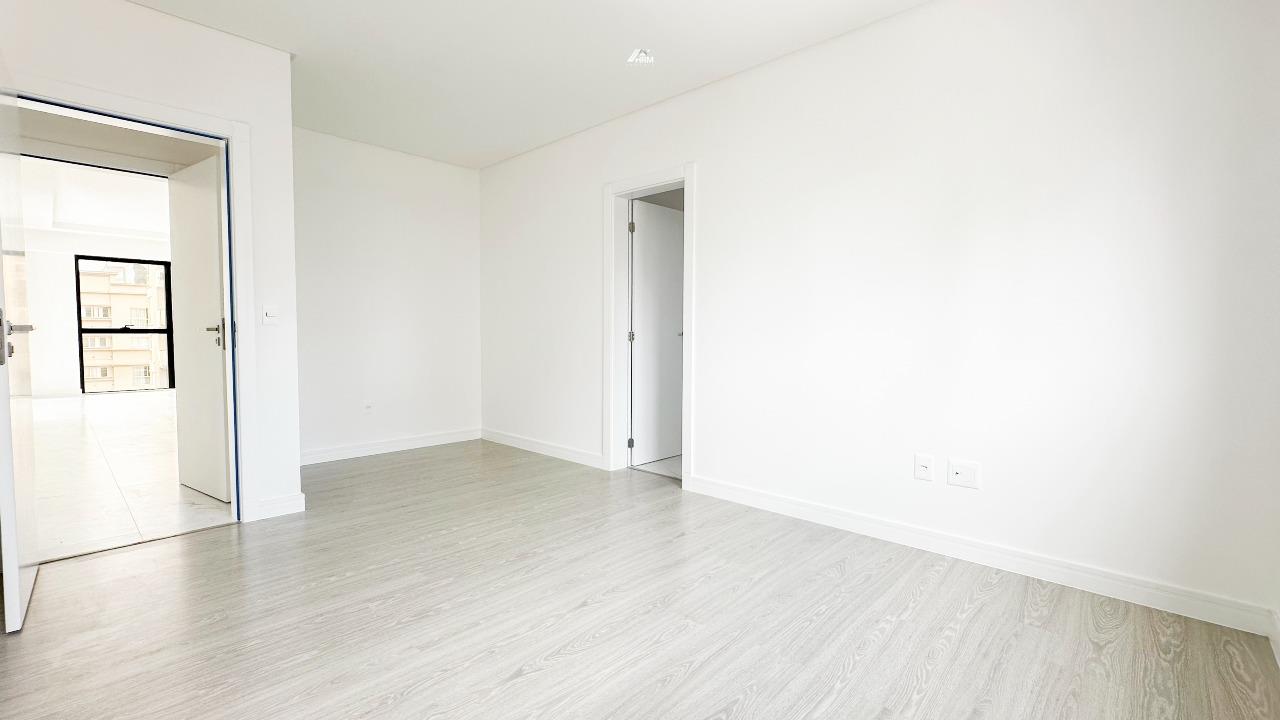 Apartamento à venda no Meia Praia: 