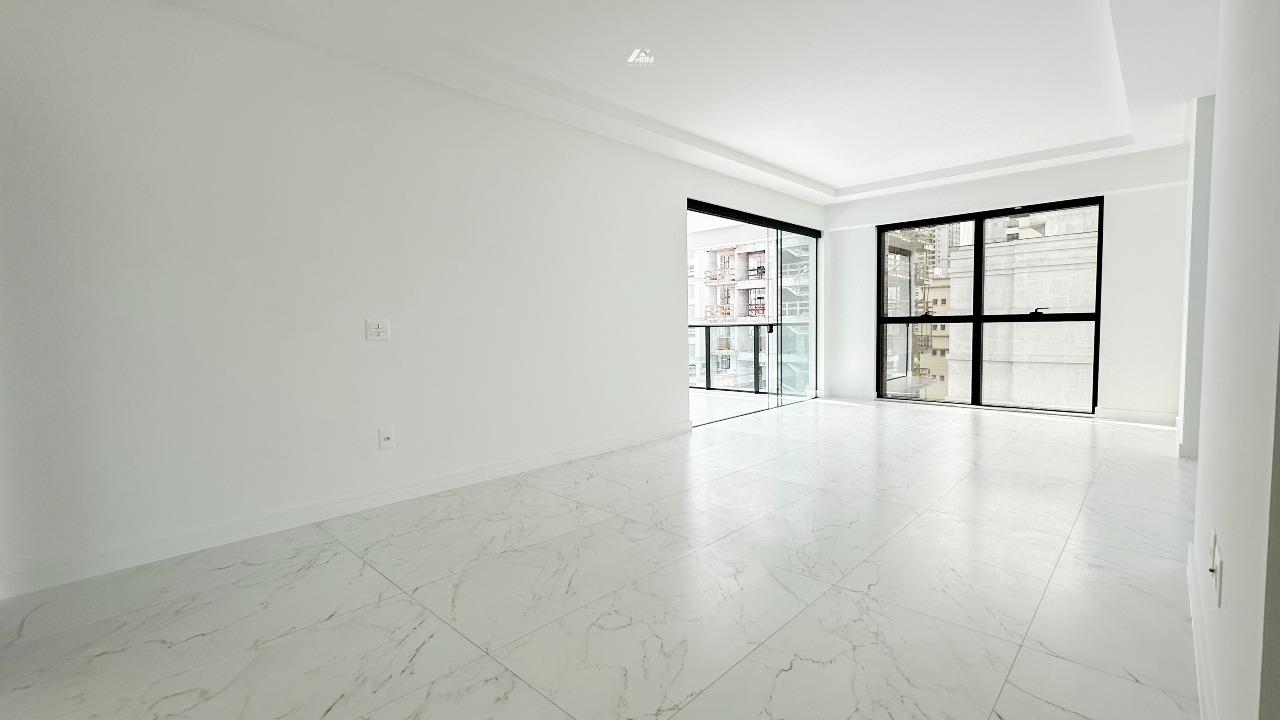 Apartamento à venda no Meia Praia: 