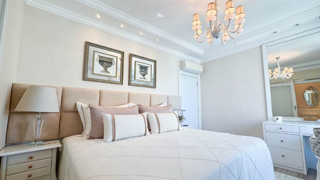 Cobertura à venda no Meia Praia: 