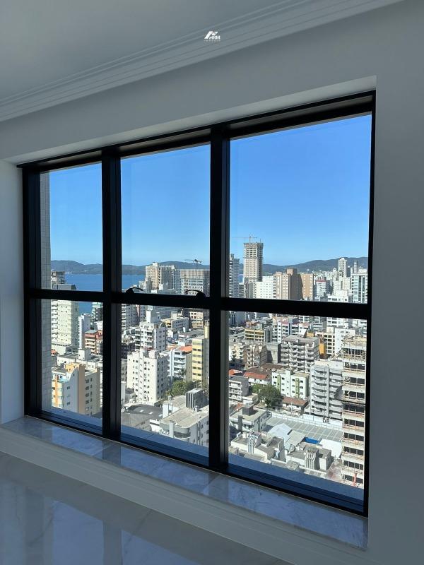 Apartamento à venda no Meia Praia: 