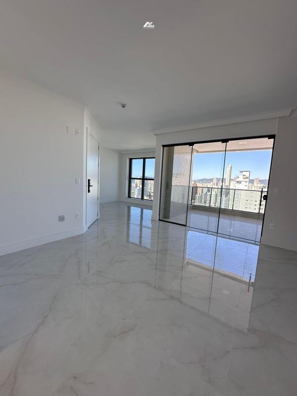 Apartamento à venda no Meia Praia: 