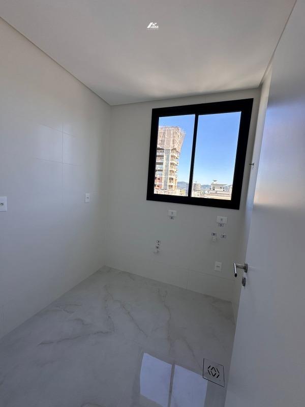 Apartamento à venda no Meia Praia: 