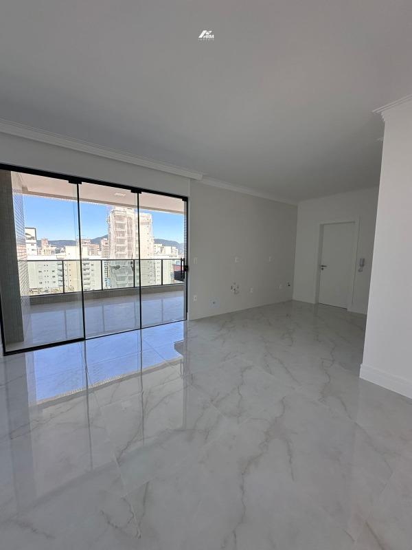 Apartamento à venda no Meia Praia: 