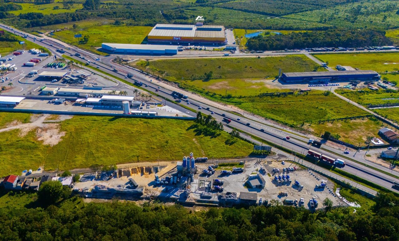 Terreno à venda no Alto Perequê: 