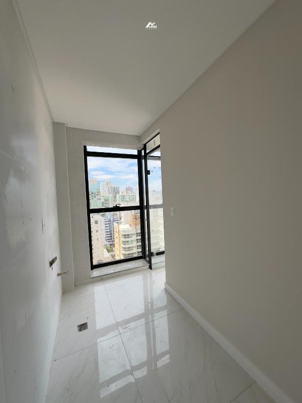 Apartamento à venda no Meia Praia: 