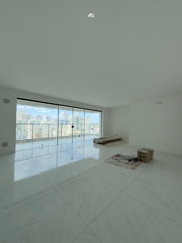 Apartamento à venda no Meia Praia: 