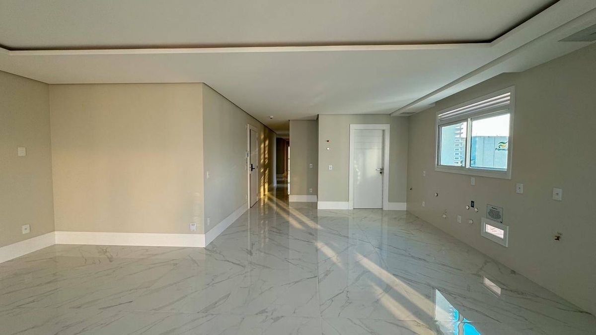 Apartamento à venda no Pioneiros: 