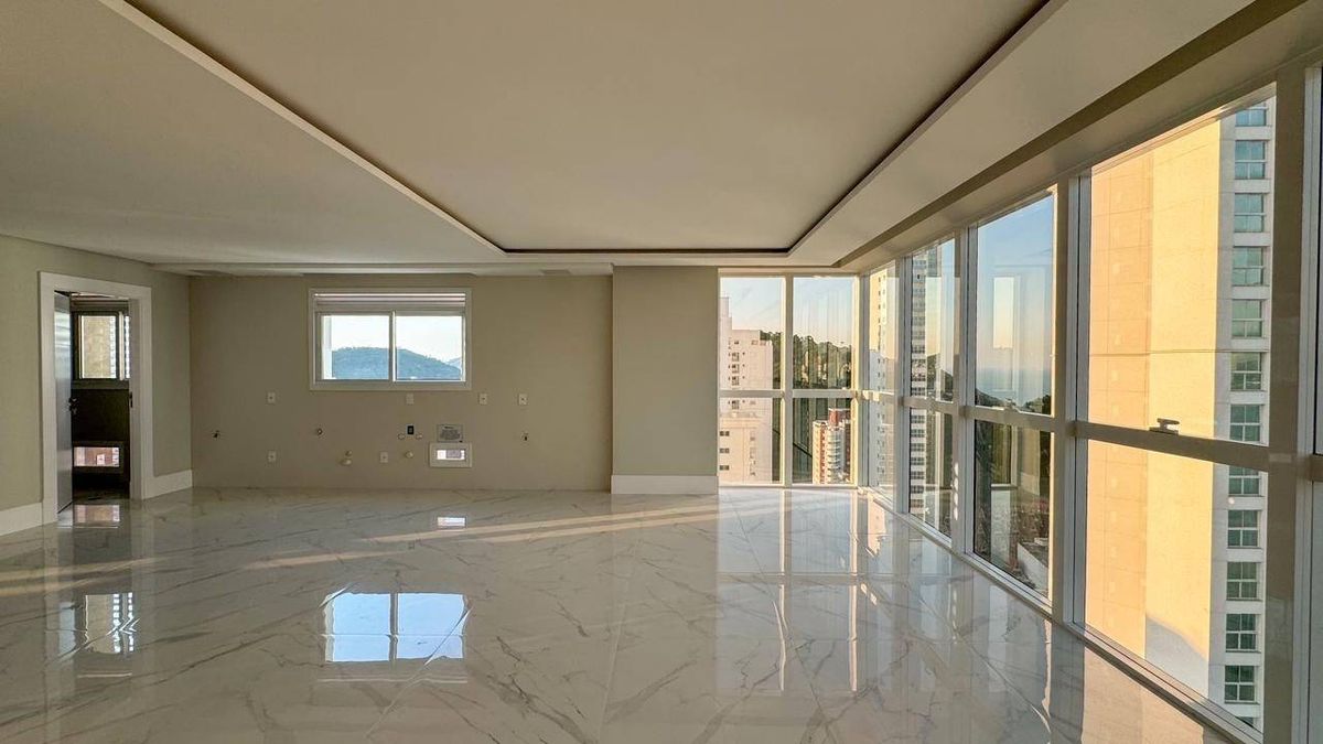 Apartamento à venda no Pioneiros: 