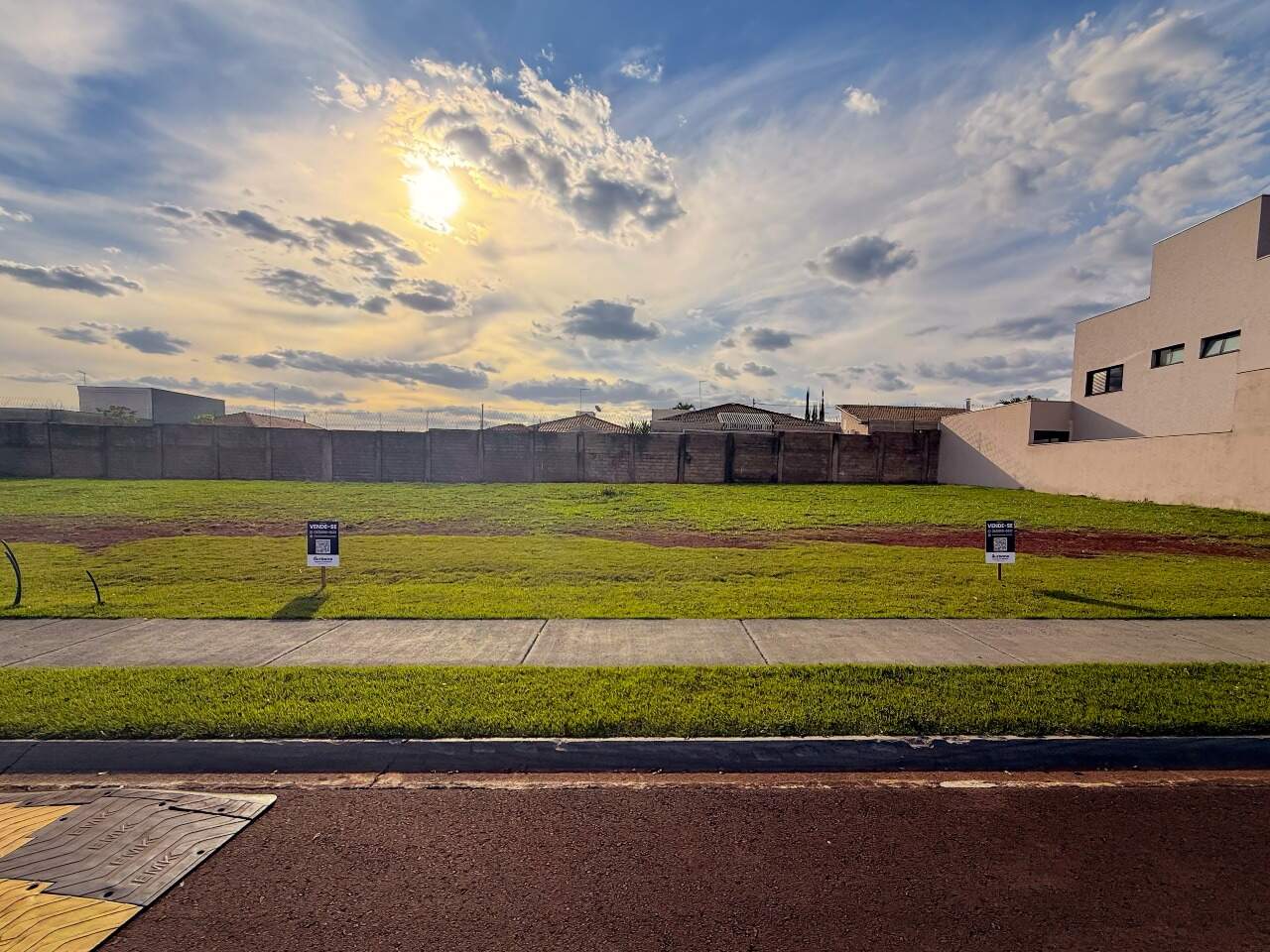 Terreno em condomínio à venda no Jardim Cajubá: 
