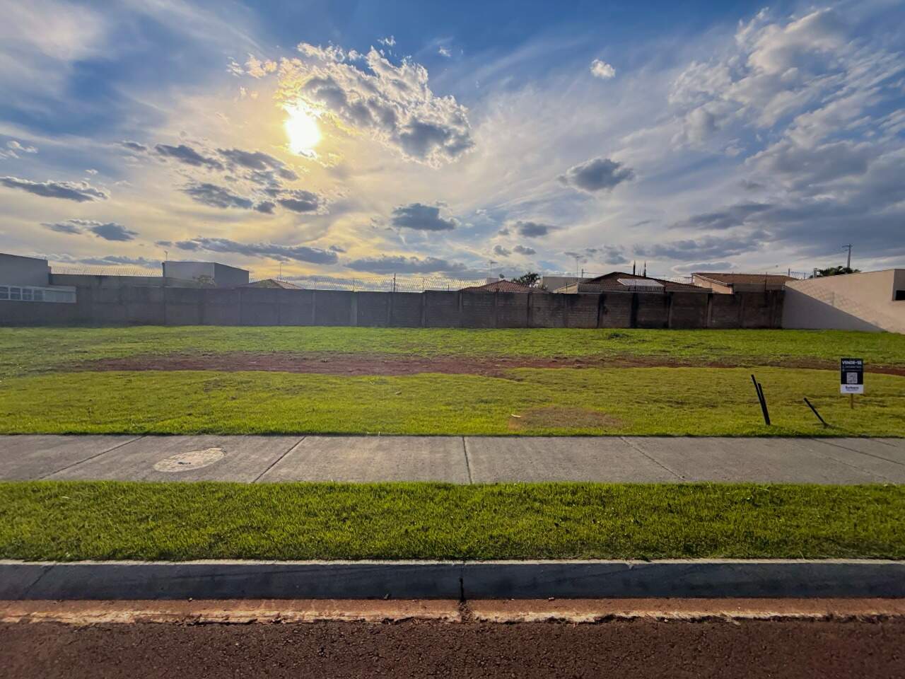 Terreno em condomínio à venda no Jardim Cajubá: 