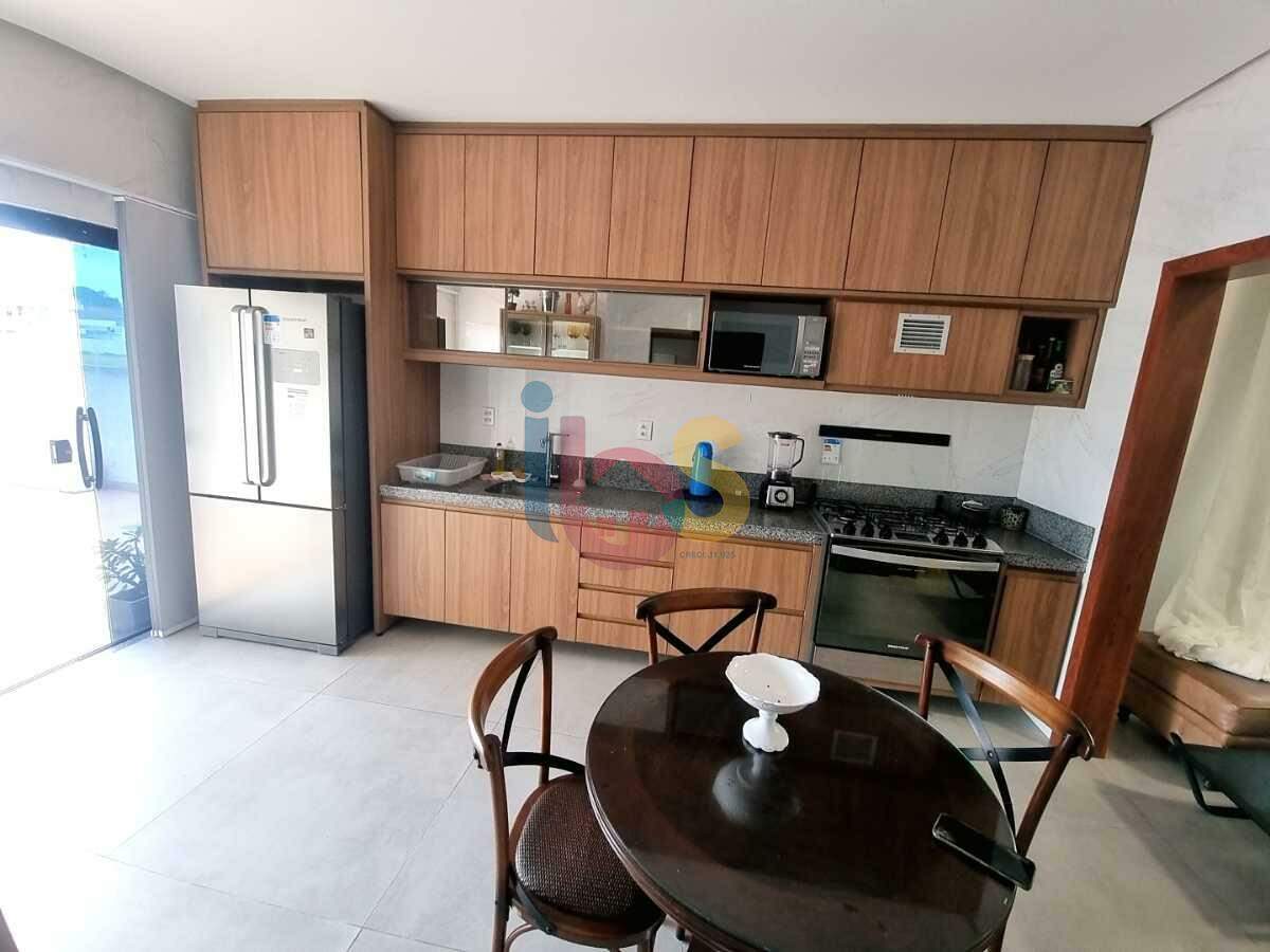 Casa à venda com 4 quartos, 233m² - Foto 1