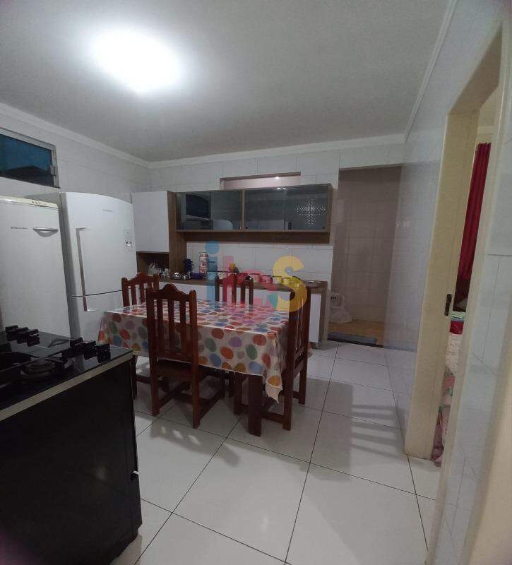 Casa à venda com 6 quartos, 200m² - Foto 13