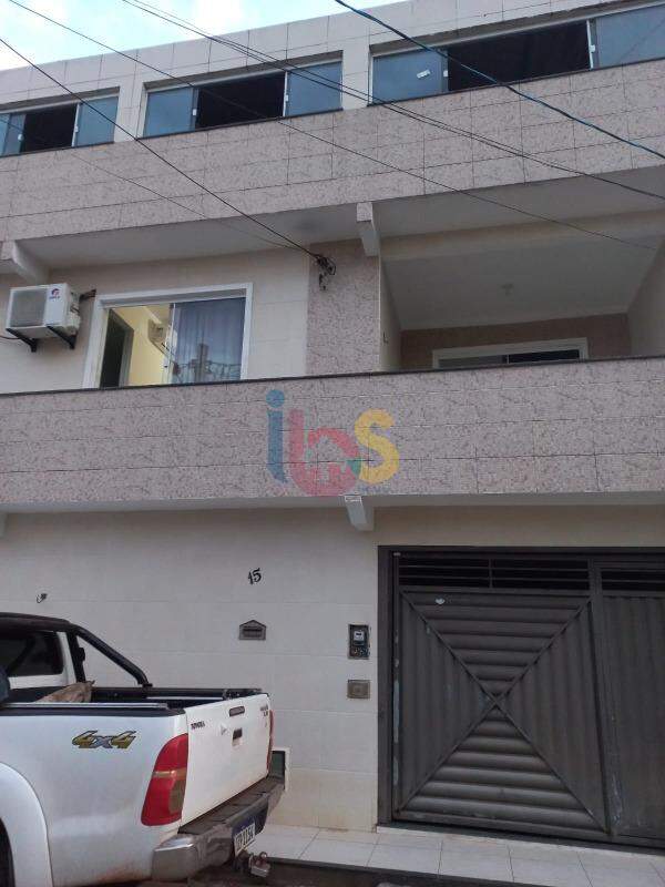 Casa à venda com 6 quartos, 200m² - Foto 1