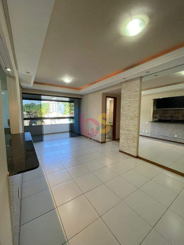 Apartamento à venda com 2 quartos, 70m² - Foto 4