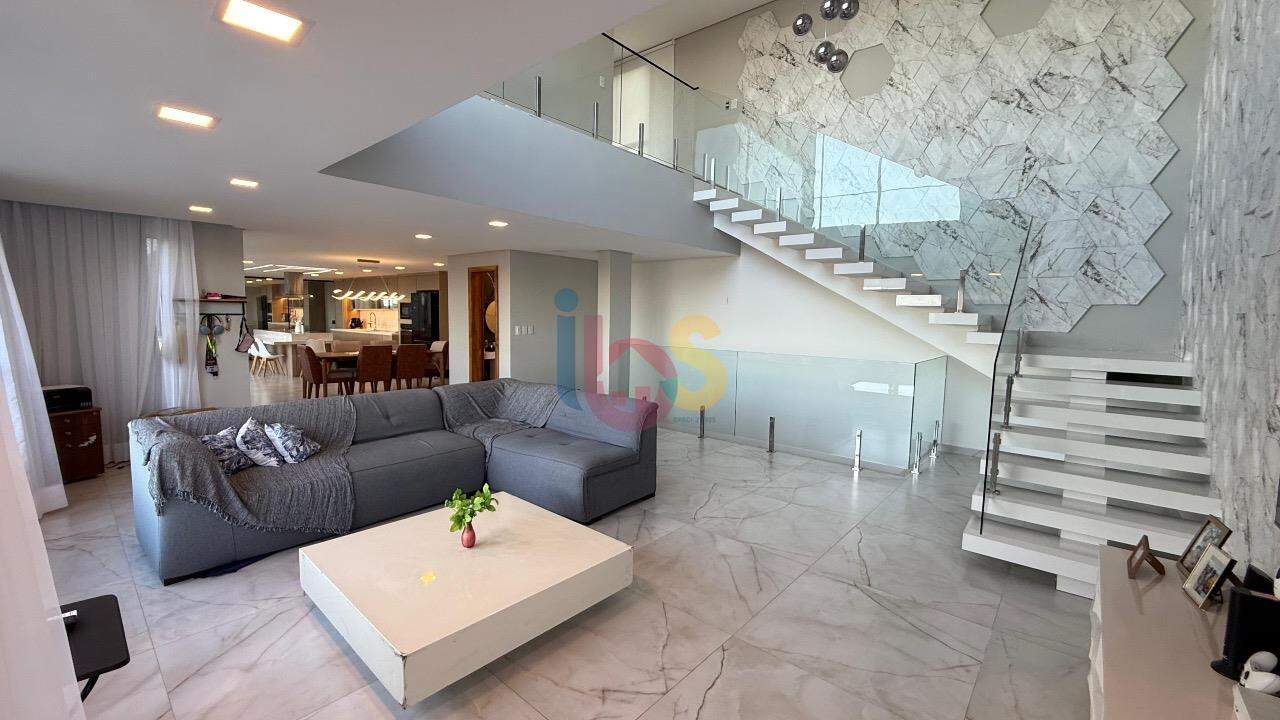 Casa à venda com 5 quartos, 300m² - Foto 1