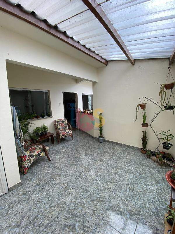 Casa à venda com 3 quartos, 200m² - Foto 1