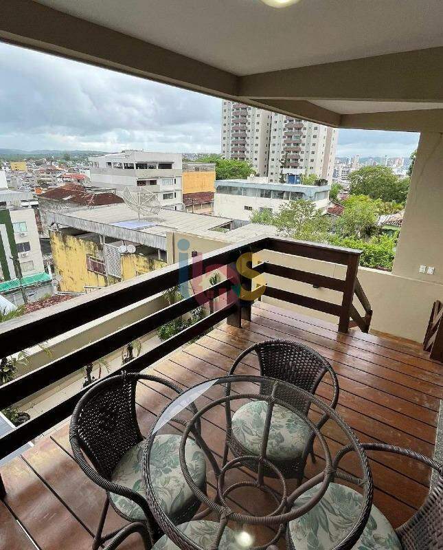 Casa à venda com 3 quartos, 337m² - Foto 1