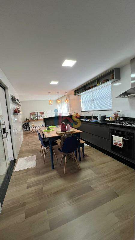 Casa à venda com 3 quartos, 250m² - Foto 15