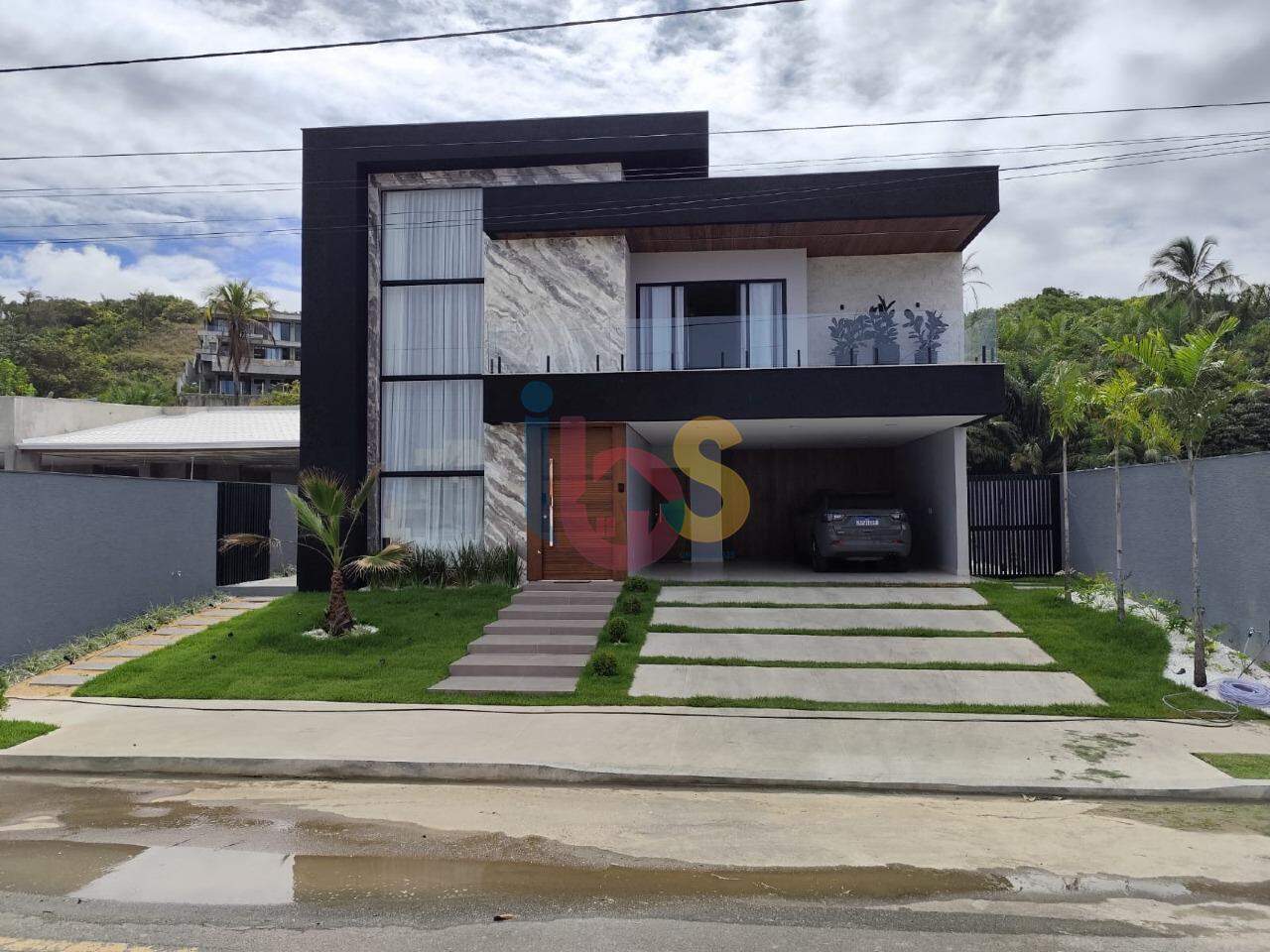 Casa à venda com 4 quartos, 350m² - Foto 1