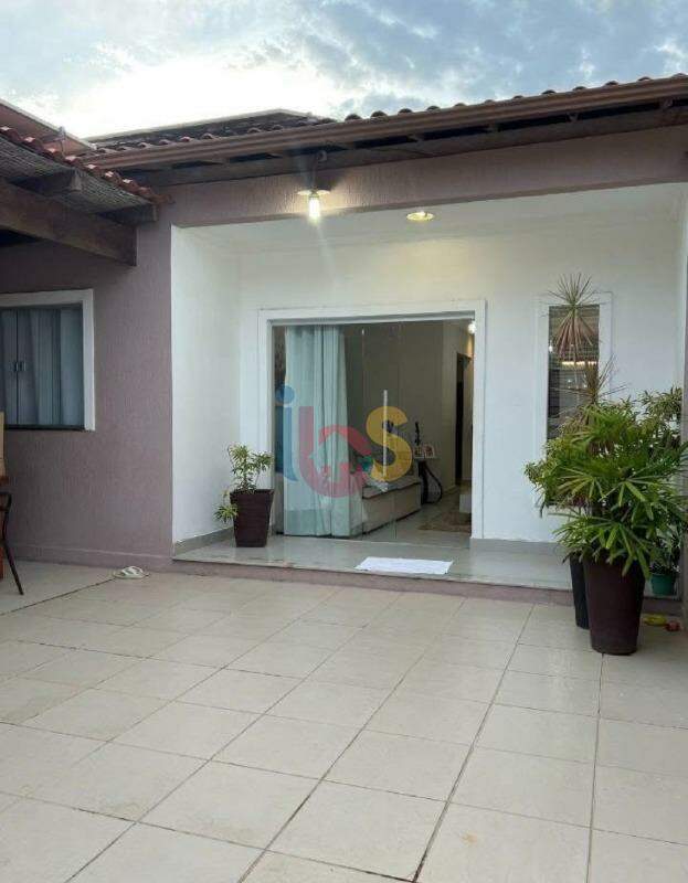 Casa à venda com 2 quartos, 100m² - Foto 1