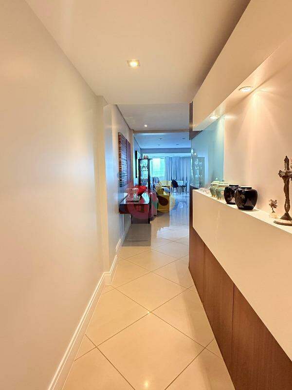 Apartamento à venda com 3 quartos, 166m² - Foto 2