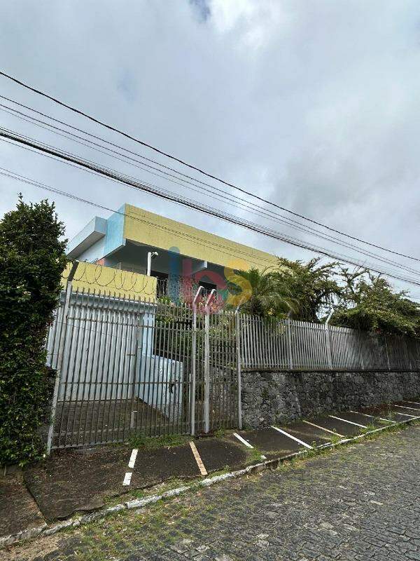 Casa para alugar com 4 quartos, 1800m² - Foto 1