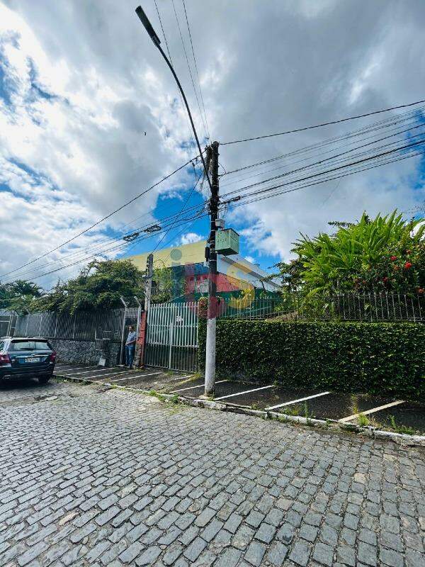 Casa para alugar com 4 quartos, 1800m² - Foto 2