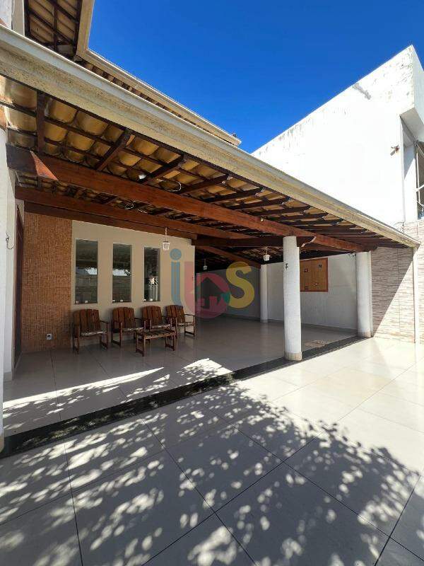 Casa para alugar com 4 quartos, 250m² - Foto 2