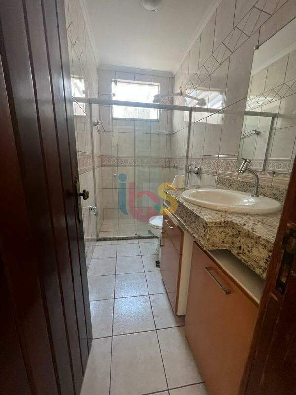 Casa para alugar com 4 quartos, 250m² - Foto 12