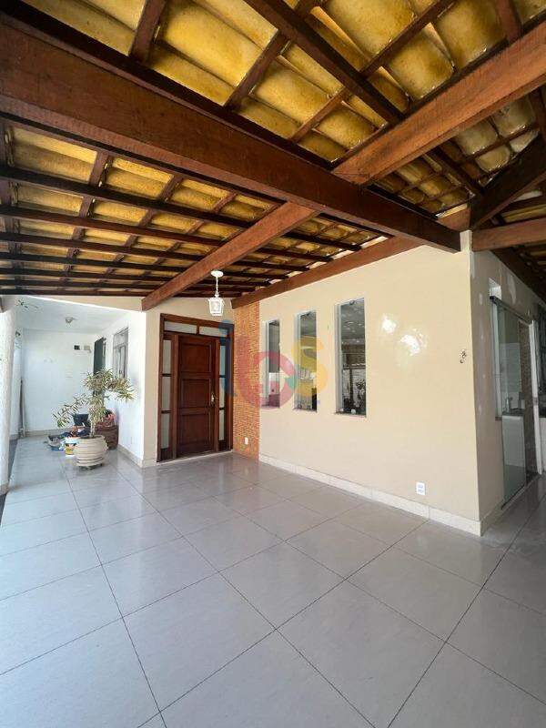 Casa para alugar com 4 quartos, 250m² - Foto 1
