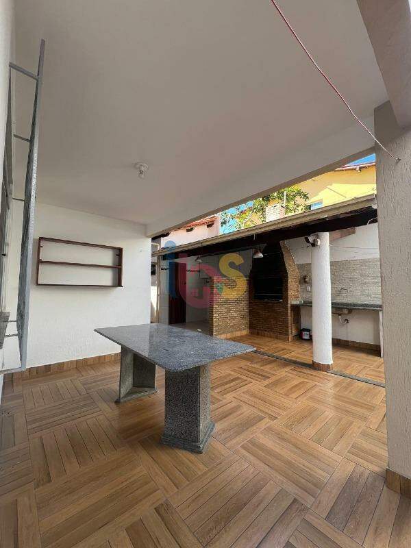 Casa para alugar com 4 quartos, 250m² - Foto 24