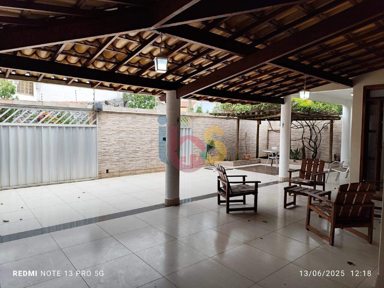 Casa à venda com 5 quartos, 250m² - Foto 2
