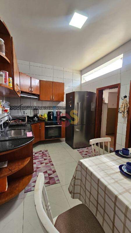 Casa à venda com 3 quartos, 600m² - Foto 8