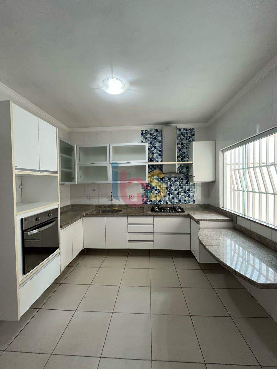 Casa, 4 quartos, 215 m² - Foto 1