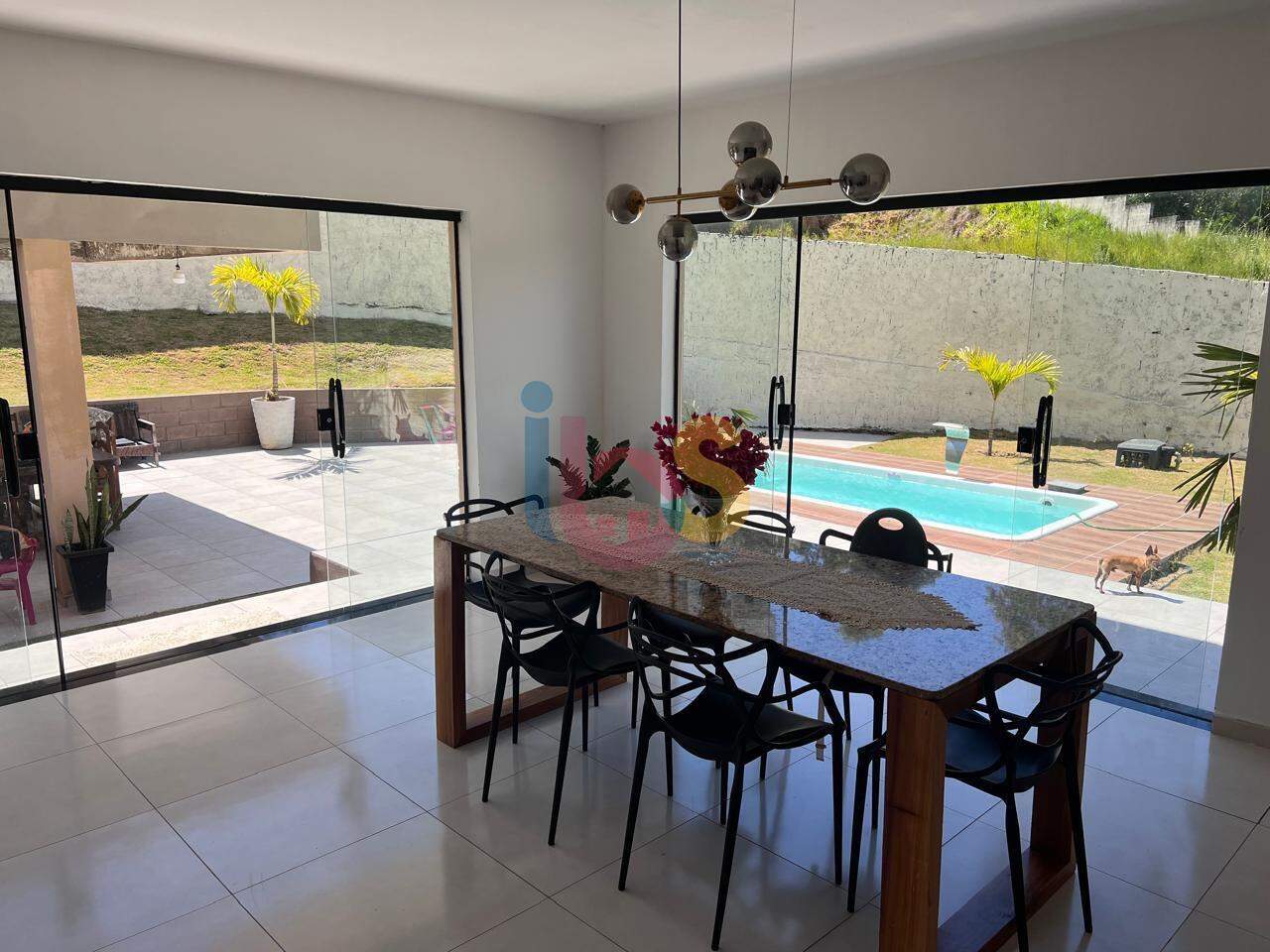 Casa, 4 quartos, 220 m² - Foto 1