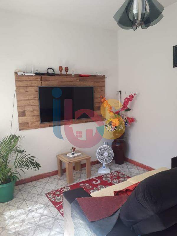 Casa à venda com 2 quartos, 100m² - Foto 1