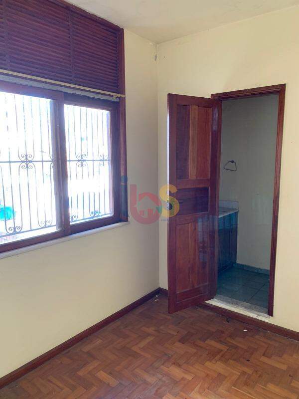 Casa à venda com 6 quartos, 260m² - Foto 4