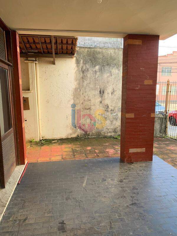 Casa à venda com 6 quartos, 260m² - Foto 2