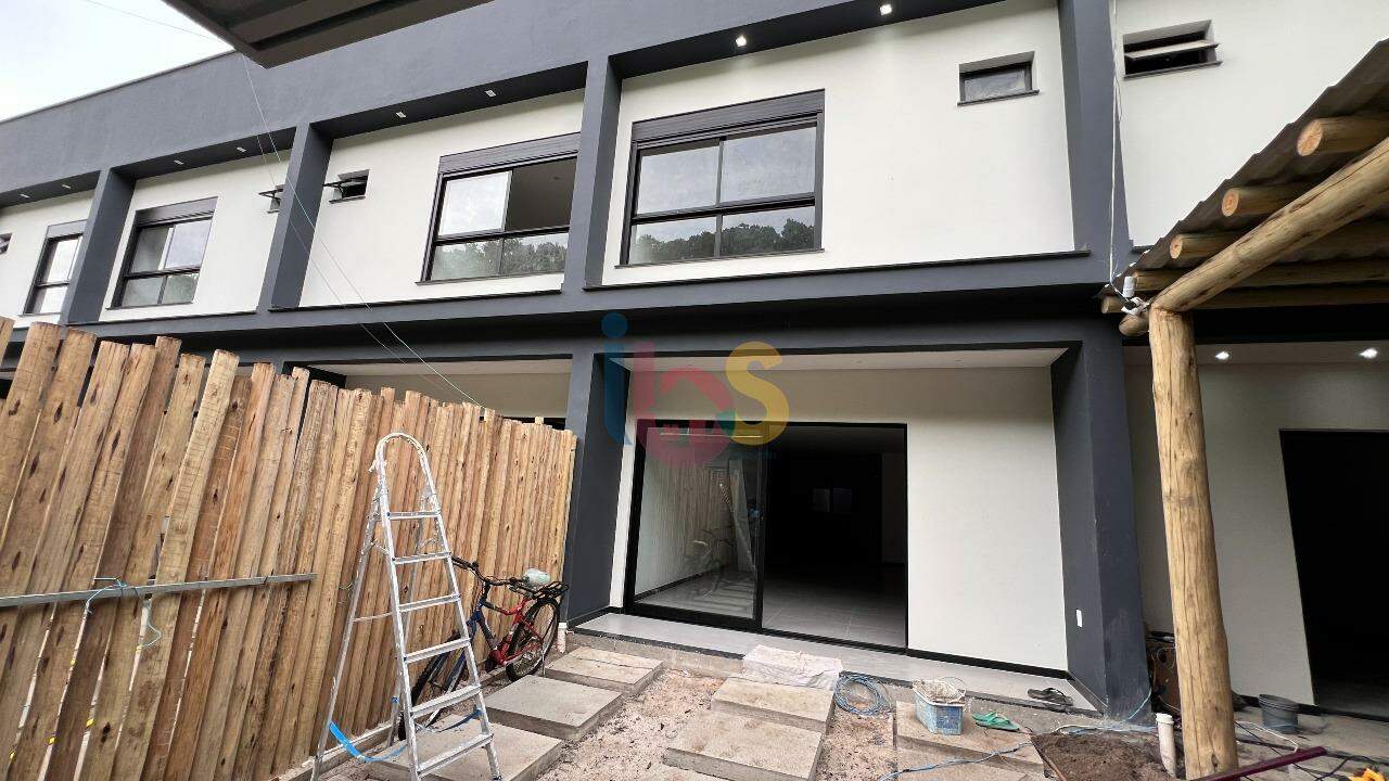 Casa à venda com 2 quartos, 140m² - Foto 1