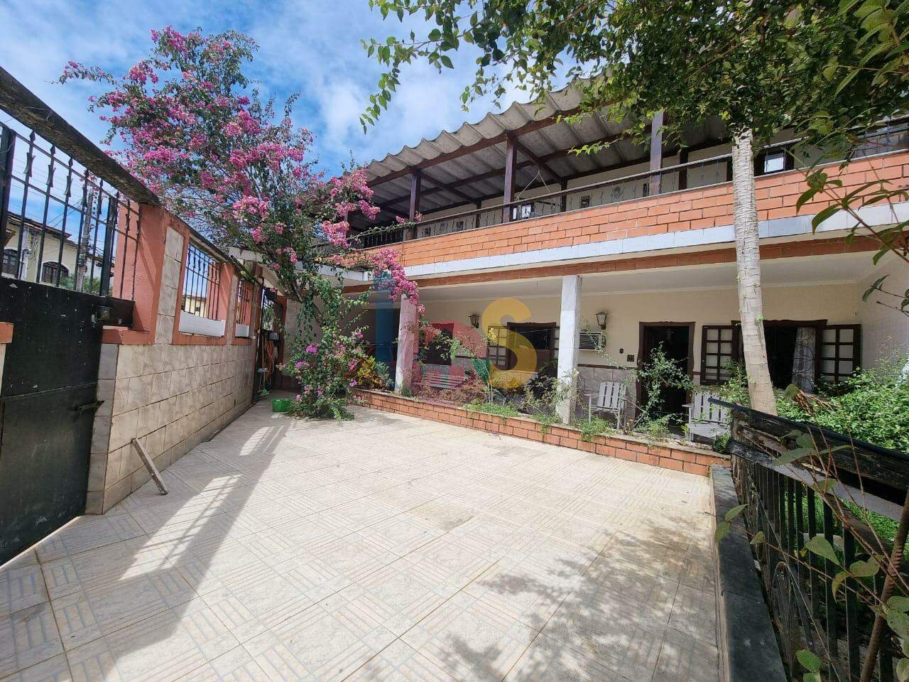 Casa à venda com 3 quartos, 250m² - Foto 1